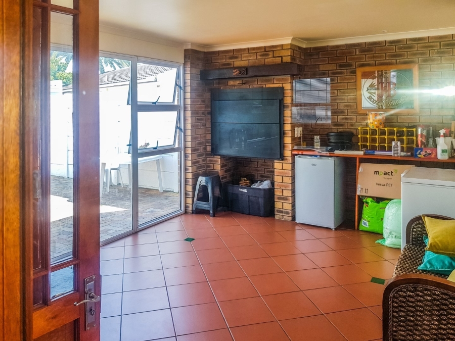 To Let 3 Bedroom Property for Rent in Bothasig Western Cape